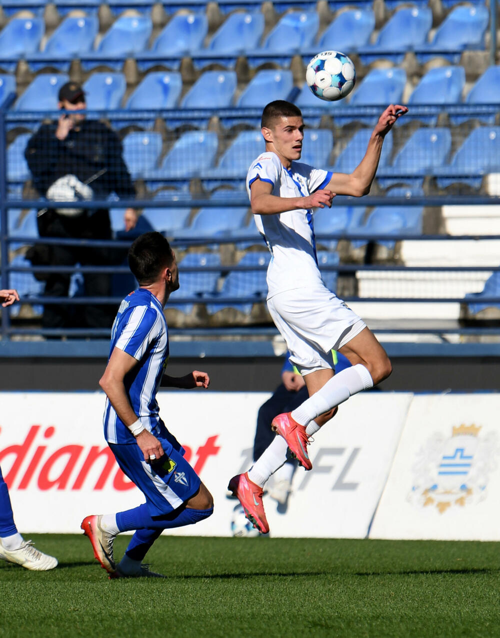 <p>Naderalan ambijent u najvećem crnogorskom derbiju, "varvari" sa zapada, iz blizine vrijeđali čelnlike kluba, na terenu zaslužena pobjeda Budućnosti protiv Sutjeske - 2:1</p>