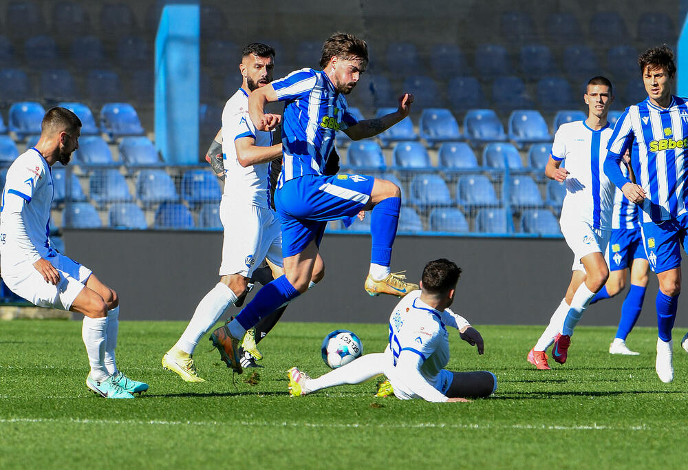 <p>Naderalan ambijent u najvećem crnogorskom derbiju, "varvari" sa zapada, iz blizine vrijeđali čelnlike kluba, na terenu zaslužena pobjeda Budućnosti protiv Sutjeske - 2:1</p>