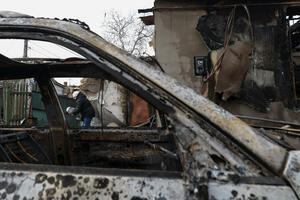 Francuski pekar sam mijesi, peče i dijeli vruć hljeb Ukrajincima...