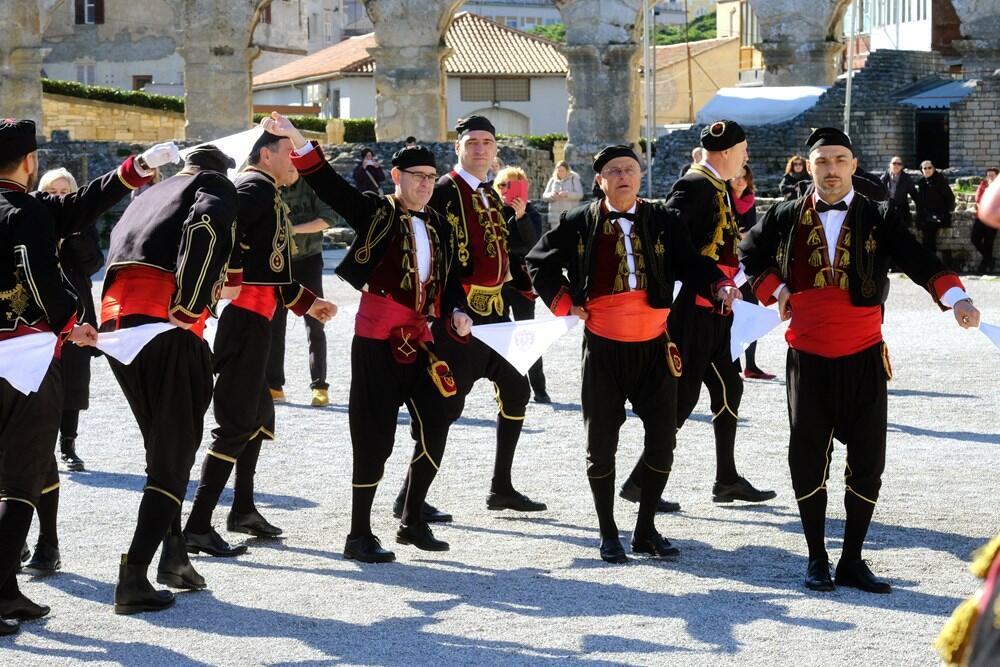 <p>Svečano obilježavan jubilej - trideset godina djelovanja Bratovštine iz Pule i tri decenije proslave Tripundanskih svečanosti u tom istarskom gradu</p>