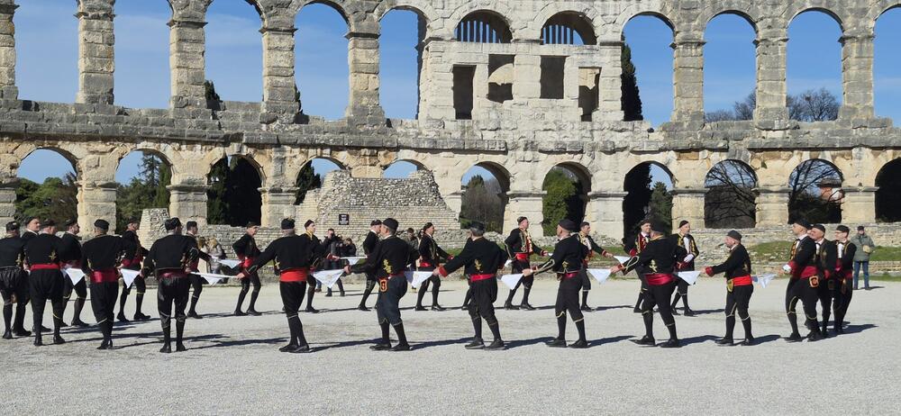 <p>Svečano obilježavan jubilej - trideset godina djelovanja Bratovštine iz Pule i tri decenije proslave Tripundanskih svečanosti u tom istarskom gradu</p>