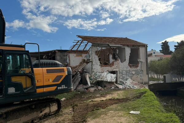 Opština Budva porušila kuću Bora Lazovića, počelo uređenje Lugova