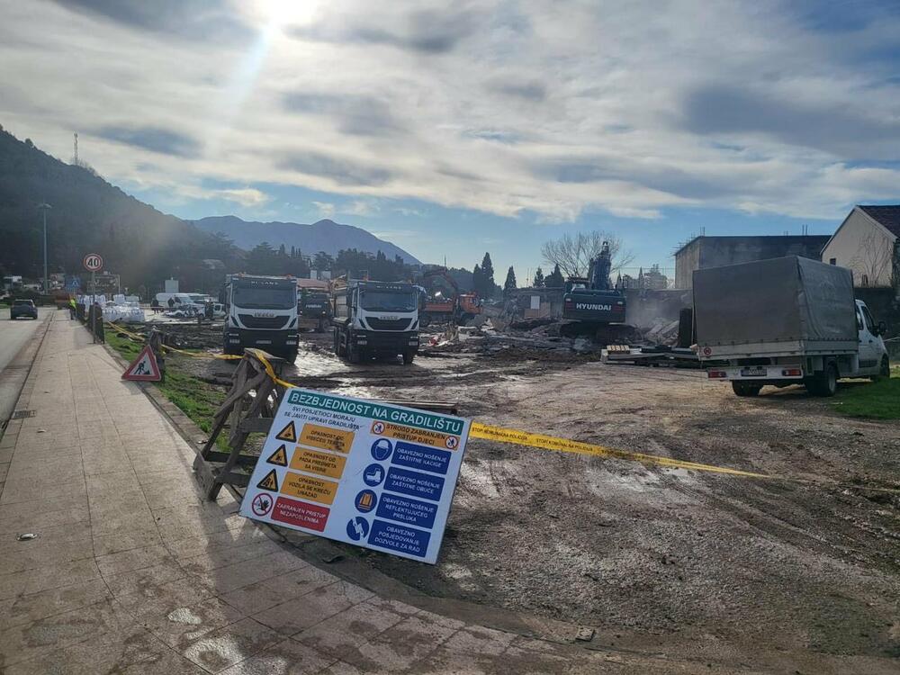 <p>Uklanjaju bespravno sagrađene objekte na ulazu u grad</p>