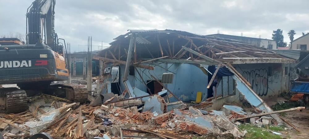 <p>Uklanjaju bespravno sagrađene objekte na ulazu u grad</p>