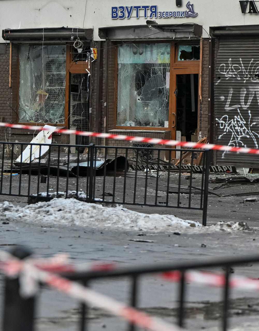 <p>"Moskva nastavlja da ulaže u napade više nego u diplomatiju. Ovoga puta, ruski ciljevi obuhvatili su ne samo energetske objekte, već i logistiku, posebno željezničku i komunalnu infrastrukturu za snabdijevanje vodom", rekao je predsjednik Ukrajine Volodimir Zelenski</p>