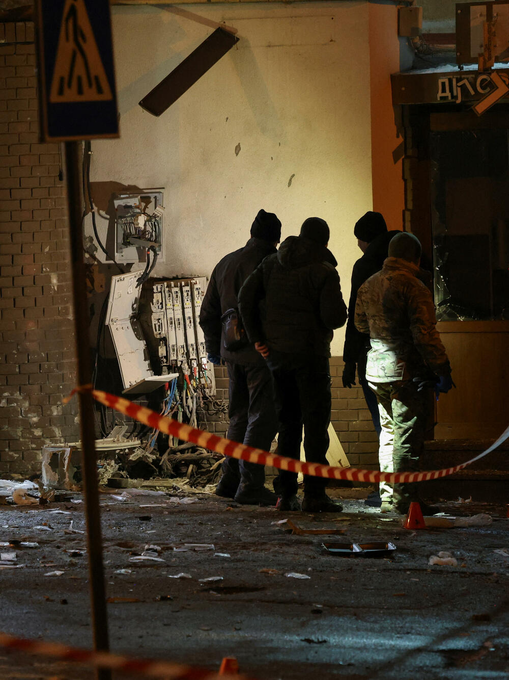 <p>"Moskva nastavlja da ulaže u napade više nego u diplomatiju. Ovoga puta, ruski ciljevi obuhvatili su ne samo energetske objekte, već i logistiku, posebno željezničku i komunalnu infrastrukturu za snabdijevanje vodom", rekao je predsjednik Ukrajine Volodimir Zelenski</p>