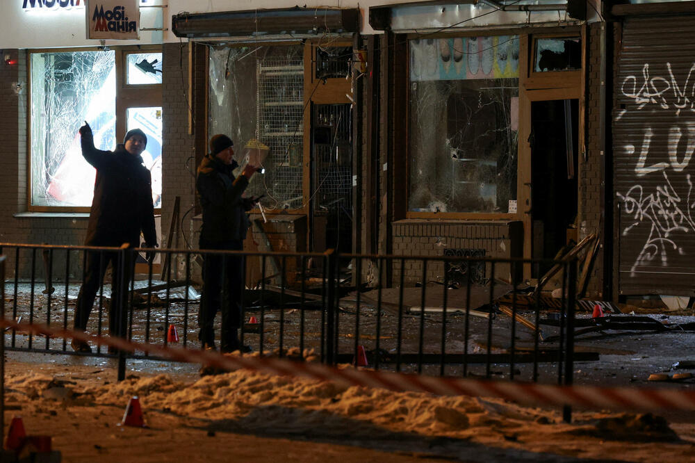 <p>"Moskva nastavlja da ulaže u napade više nego u diplomatiju. Ovoga puta, ruski ciljevi obuhvatili su ne samo energetske objekte, već i logistiku, posebno željezničku i komunalnu infrastrukturu za snabdijevanje vodom", rekao je predsjednik Ukrajine Volodimir Zelenski</p>