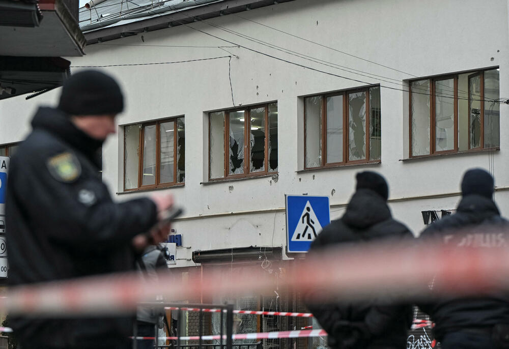 <p>"Moskva nastavlja da ulaže u napade više nego u diplomatiju. Ovoga puta, ruski ciljevi obuhvatili su ne samo energetske objekte, već i logistiku, posebno željezničku i komunalnu infrastrukturu za snabdijevanje vodom", rekao je predsjednik Ukrajine Volodimir Zelenski</p>