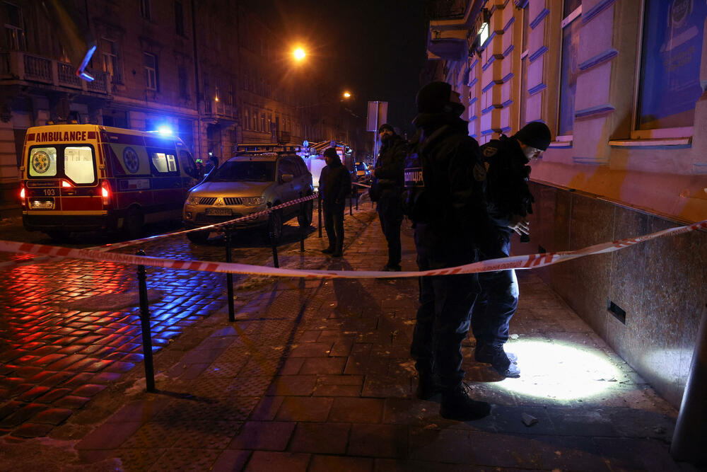 <p>"Moskva nastavlja da ulaže u napade više nego u diplomatiju. Ovoga puta, ruski ciljevi obuhvatili su ne samo energetske objekte, već i logistiku, posebno željezničku i komunalnu infrastrukturu za snabdijevanje vodom", rekao je predsjednik Ukrajine Volodimir Zelenski</p>