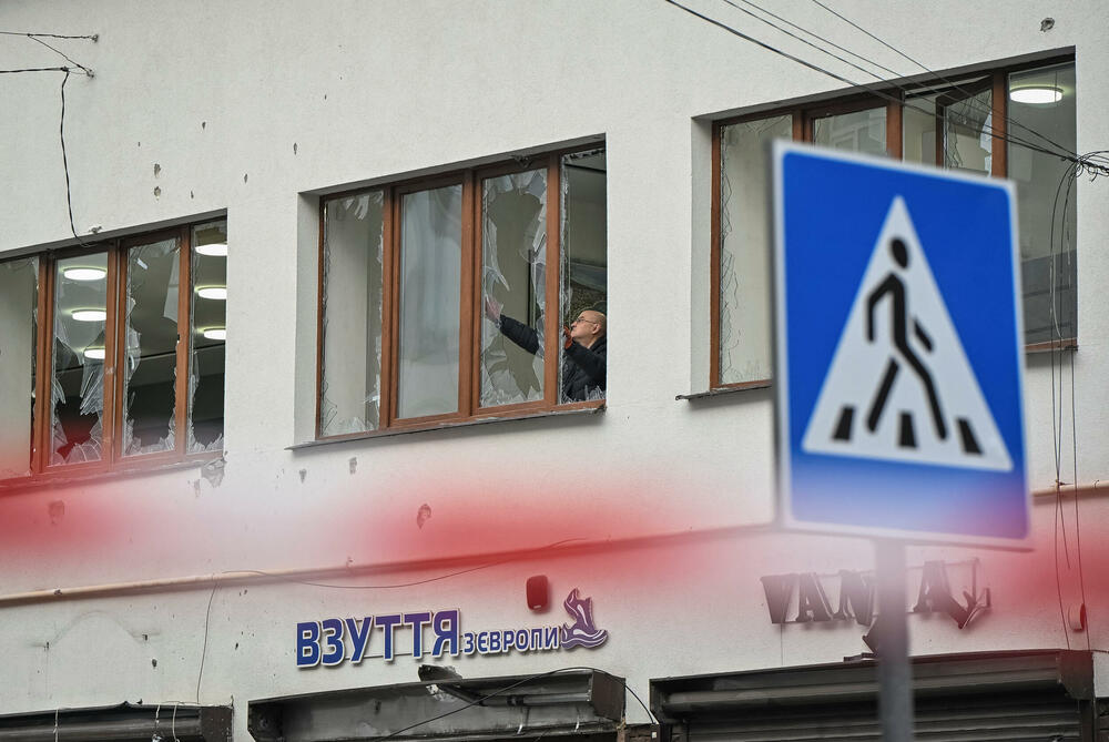 <p>"Moskva nastavlja da ulaže u napade više nego u diplomatiju. Ovoga puta, ruski ciljevi obuhvatili su ne samo energetske objekte, već i logistiku, posebno željezničku i komunalnu infrastrukturu za snabdijevanje vodom", rekao je predsjednik Ukrajine Volodimir Zelenski</p>