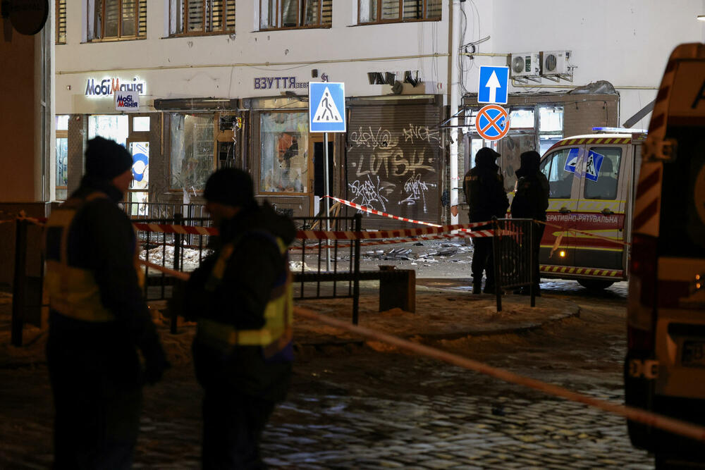 <p>"Moskva nastavlja da ulaže u napade više nego u diplomatiju. Ovoga puta, ruski ciljevi obuhvatili su ne samo energetske objekte, već i logistiku, posebno željezničku i komunalnu infrastrukturu za snabdijevanje vodom", rekao je predsjednik Ukrajine Volodimir Zelenski</p>