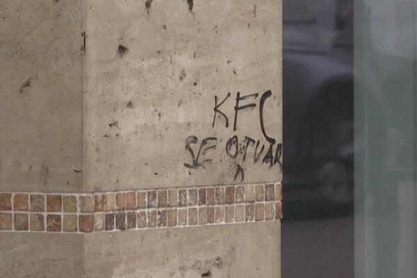 Nastavlja se saga oko otvaranja restorana brze hrane KFC u zgradi...