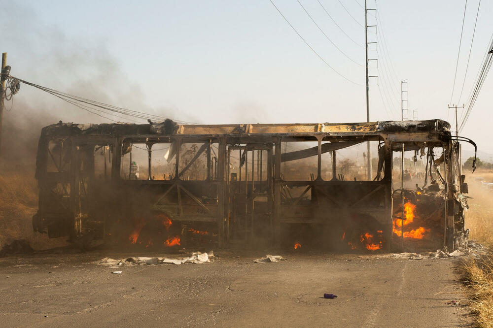Gori autobus koji je organizovani kriminal iskoristio kao barikadu na putu nakon federalne operacije u kojoj je, prema navodima jednog vladinog izvora, ubijen meksički narko-bos Nemesio Servantes, Foto: Reuters