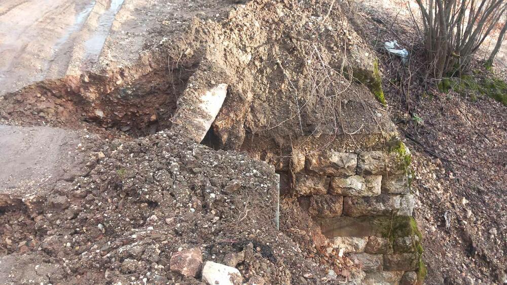 <p>Iz CGES-a tvrde da je izgradnja dalekovoda najznačajniji elektroenergetski infrastrukturni projekat u Crnoj Gori, čijom će se realizacijom steći neophodni uslovi za povezivanje druge žile podmorskog kabla sa Italijom i omogućiti priključenje &ldquo;zelenih&rdquo; izvora električne energije</p>