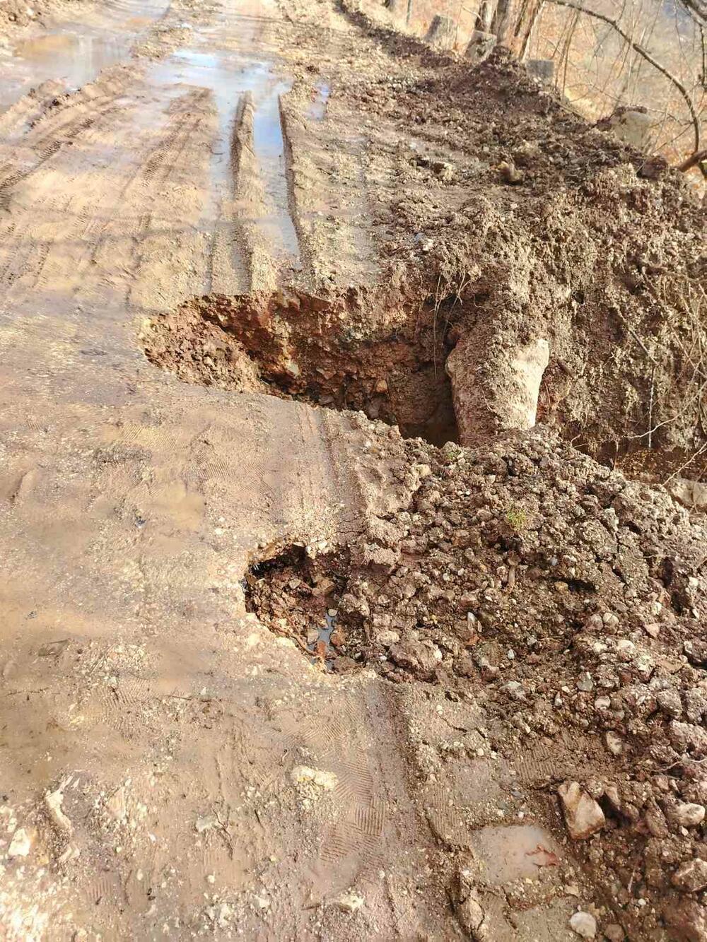 <p>Iz CGES-a tvrde da je izgradnja dalekovoda najznačajniji elektroenergetski infrastrukturni projekat u Crnoj Gori, čijom će se realizacijom steći neophodni uslovi za povezivanje druge žile podmorskog kabla sa Italijom i omogućiti priključenje &ldquo;zelenih&rdquo; izvora električne energije</p>