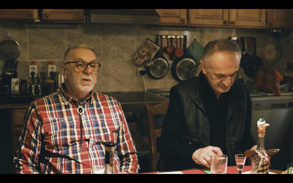 <p>Album na vinilu, strip, dokumentarni film i spot za pjesmu, sve pod simboličnim nazivom &ldquo;S felerom rođeni&rdquo; promovisani su u Nikšićkom pozorištu, u čast kultnog rok benda</p>