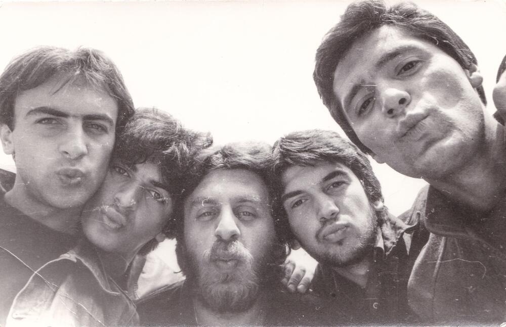 <p>Album na vinilu, strip, dokumentarni film i spot za pjesmu, sve pod simboličnim nazivom &ldquo;S felerom rođeni&rdquo; promovisani su u Nikšićkom pozorištu, u čast kultnog rok benda</p>