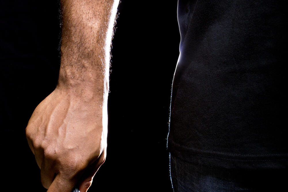 Nož pod grlo kumu zbog kamate (ilustracija), Foto: Shutterstock