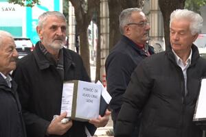 "Humanitarna pomoć": Predstavnici penzionera sa sjevera uručili...