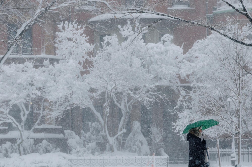 <p>Oluja je udarila na prostrana urbana područja američkog sjeveroistoka, samo što se snijeg od prethodnih padavina otopio</p>