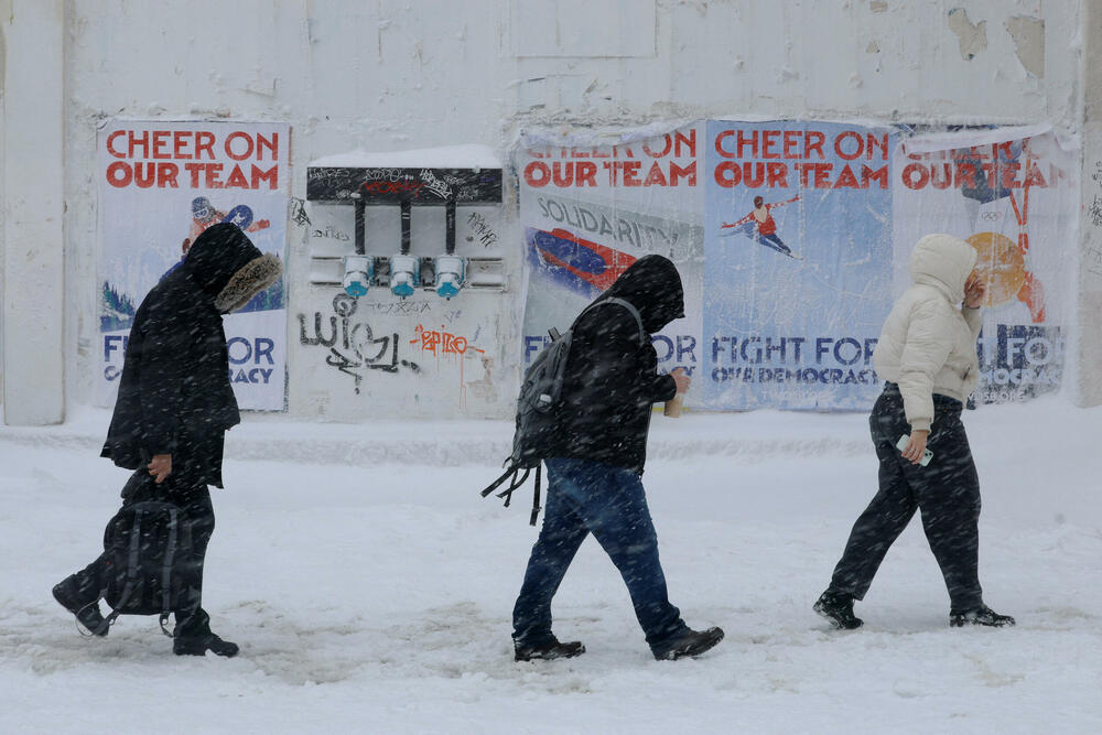<p>Oluja je udarila na prostrana urbana područja američkog sjeveroistoka, samo što se snijeg od prethodnih padavina otopio</p>