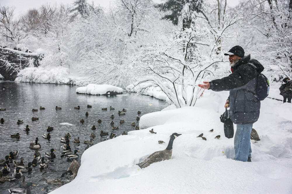 <p>Oluja je udarila na prostrana urbana područja američkog sjeveroistoka, samo što se snijeg od prethodnih padavina otopio</p>