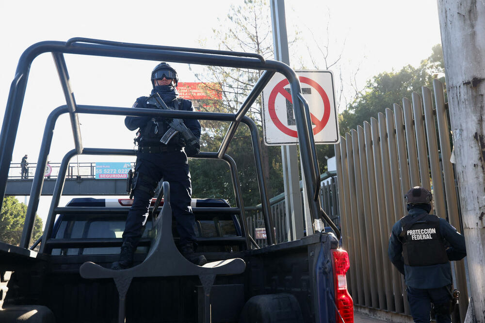 Pripadnici Federalne policije obezbjeđuju zgradu Ministarstva bezbjednosti i zaštite građana u Meksiko Sitiju, Foto: Rojters
