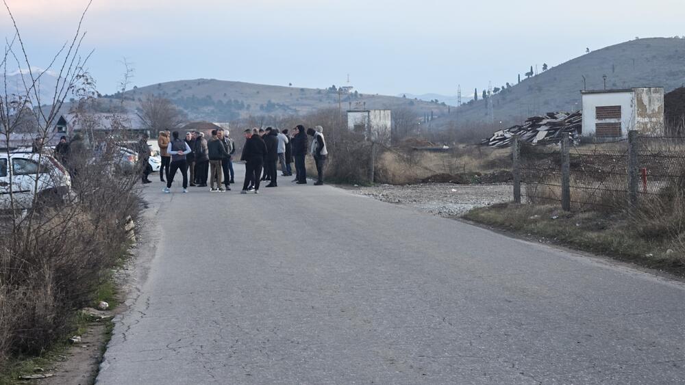 <p>Grupa mještana Botuna i Zete protestovala je danas protiv izgradnje postrojenja za prečišćavanje otpadnih voda u blizini kapije gradilišta</p>  <p>Ekipa "Vijesti" bila je na terenu od 5.30</p>  <p>Botunjanin Dimitrije Raičković najavio je da će od srijede 25. februara nastaviti da se okupljaju svakog jutra u šest sati</p>