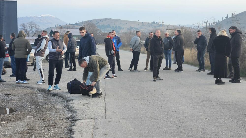 <p>Grupa mještana Botuna i Zete protestovala je danas protiv izgradnje postrojenja za prečišćavanje otpadnih voda u blizini kapije gradilišta</p>  <p>Ekipa "Vijesti" bila je na terenu od 5.30</p>  <p>Botunjanin Dimitrije Raičković najavio je da će od srijede 25. februara nastaviti da se okupljaju svakog jutra u šest sati</p>