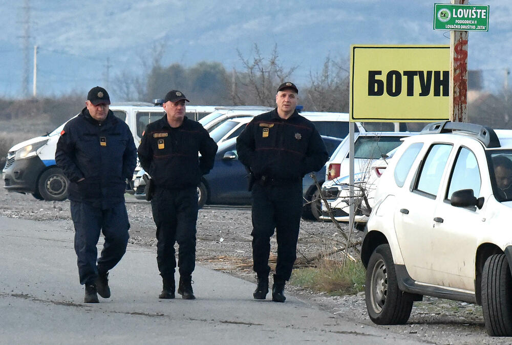 <p>Grupa mještana Botuna i Zete protestovala je danas protiv izgradnje postrojenja za prečišćavanje otpadnih voda u blizini kapije gradilišta</p>  <p>Ekipa "Vijesti" bila je na terenu od 5.30</p>  <p>Botunjanin Dimitrije Raičković najavio je da će od srijede 25. februara nastaviti da se okupljaju svakog jutra u šest sati</p>