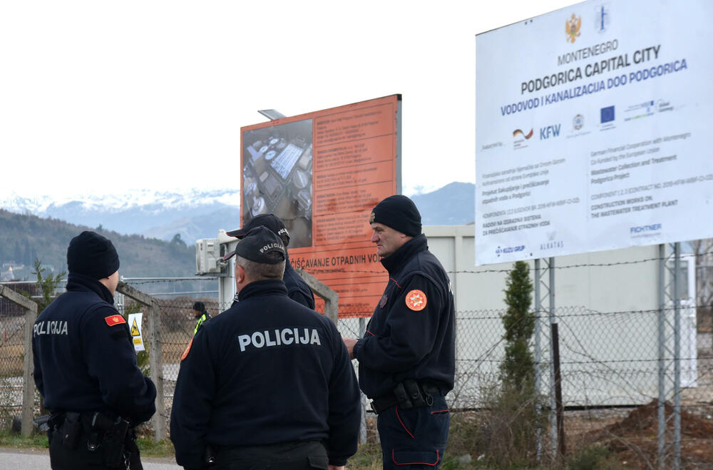 <p>Grupa mještana Botuna i Zete protestovala je danas protiv izgradnje postrojenja za prečišćavanje otpadnih voda u blizini kapije gradilišta</p>  <p>Ekipa "Vijesti" bila je na terenu od 5.30</p>  <p>Botunjanin Dimitrije Raičković najavio je da će od srijede 25. februara nastaviti da se okupljaju svakog jutra u šest sati</p>