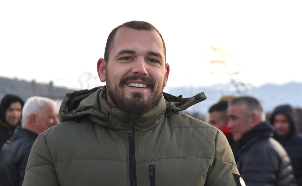 <p>Grupa mještana Botuna i Zete protestovala je danas protiv izgradnje postrojenja za prečišćavanje otpadnih voda u blizini kapije gradilišta</p>  <p>Ekipa "Vijesti" bila je na terenu od 5.30</p>  <p>Botunjanin Dimitrije Raičković najavio je da će od srijede 25. februara nastaviti da se okupljaju svakog jutra u šest sati</p>