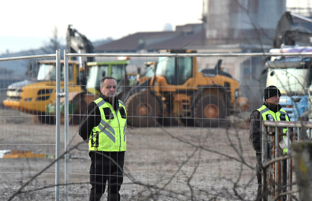 <p>Grupa mještana Botuna i Zete protestovala je danas protiv izgradnje postrojenja za prečišćavanje otpadnih voda u blizini kapije gradilišta</p>  <p>Ekipa "Vijesti" bila je na terenu od 5.30</p>  <p>Botunjanin Dimitrije Raičković najavio je da će od srijede 25. februara nastaviti da se okupljaju svakog jutra u šest sati</p>