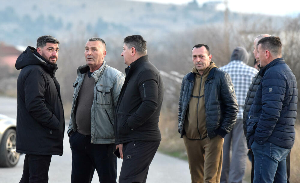 <p>Grupa mještana Botuna i Zete protestovala je danas protiv izgradnje postrojenja za prečišćavanje otpadnih voda u blizini kapije gradilišta</p>  <p>Ekipa "Vijesti" bila je na terenu od 5.30</p>  <p>Botunjanin Dimitrije Raičković najavio je da će od srijede 25. februara nastaviti da se okupljaju svakog jutra u šest sati</p>