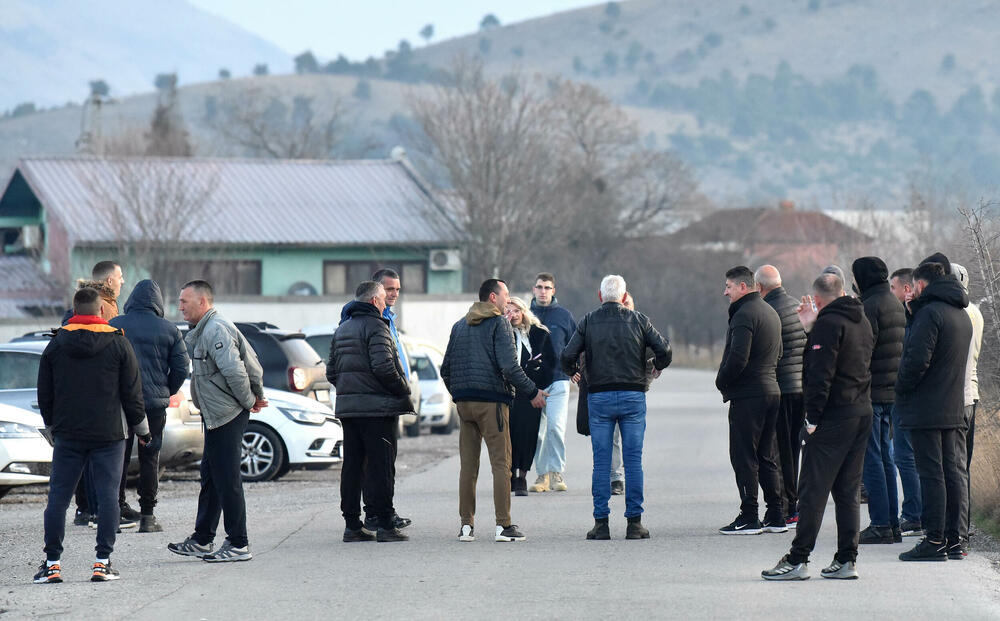 <p>Grupa mještana Botuna i Zete protestovala je danas protiv izgradnje postrojenja za prečišćavanje otpadnih voda u blizini kapije gradilišta</p>  <p>Ekipa "Vijesti" bila je na terenu od 5.30</p>  <p>Botunjanin Dimitrije Raičković najavio je da će od srijede 25. februara nastaviti da se okupljaju svakog jutra u šest sati</p>