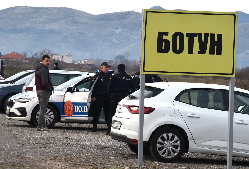 <p>Grupa mještana Botuna i Zete protestovala je danas protiv izgradnje postrojenja za prečišćavanje otpadnih voda u blizini kapije gradilišta</p>  <p>Ekipa "Vijesti" bila je na terenu od 5.30</p>  <p>Botunjanin Dimitrije Raičković najavio je da će od srijede 25. februara nastaviti da se okupljaju svakog jutra u šest sati</p>
