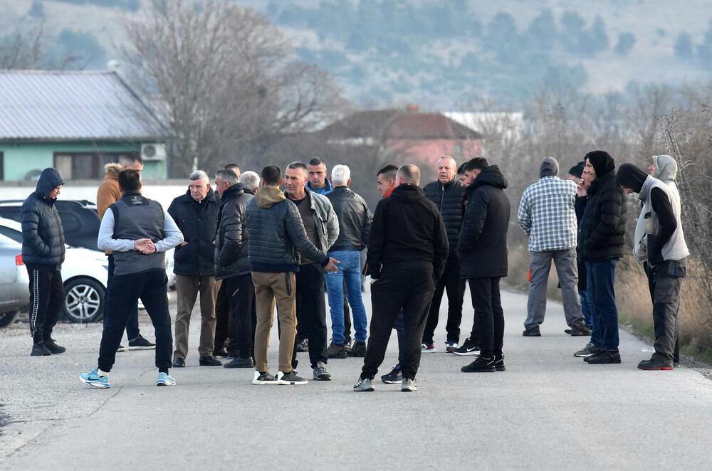 <p>Grupa mještana Botuna i Zete protestovala je danas protiv izgradnje postrojenja za prečišćavanje otpadnih voda u blizini kapije gradilišta</p>  <p>Ekipa "Vijesti" bila je na terenu od 5.30</p>  <p>Botunjanin Dimitrije Raičković najavio je da će od srijede 25. februara nastaviti da se okupljaju svakog jutra u šest sati</p>