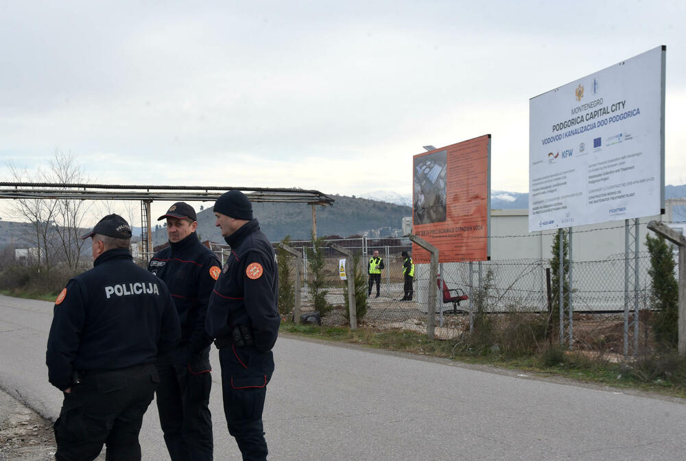 <p>Grupa mještana Botuna i Zete protestovala je danas protiv izgradnje postrojenja za prečišćavanje otpadnih voda u blizini kapije gradilišta</p>  <p>Ekipa "Vijesti" bila je na terenu od 5.30</p>  <p>Botunjanin Dimitrije Raičković najavio je da će od srijede 25. februara nastaviti da se okupljaju svakog jutra u šest sati</p>