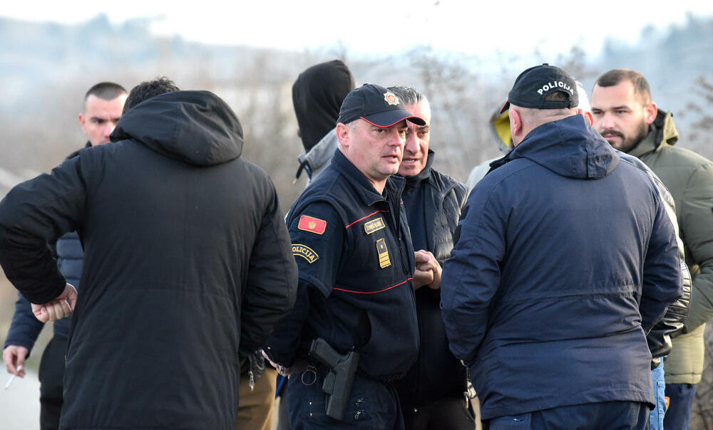 <p>Grupa mještana Botuna i Zete protestovala je danas protiv izgradnje postrojenja za prečišćavanje otpadnih voda u blizini kapije gradilišta</p>  <p>Ekipa "Vijesti" bila je na terenu od 5.30</p>  <p>Botunjanin Dimitrije Raičković najavio je da će od srijede 25. februara nastaviti da se okupljaju svakog jutra u šest sati</p>