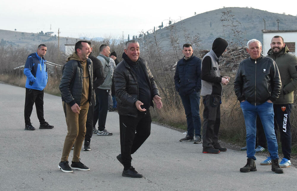 <p>Grupa mještana Botuna i Zete protestovala je danas protiv izgradnje postrojenja za prečišćavanje otpadnih voda u blizini kapije gradilišta</p>  <p>Ekipa "Vijesti" bila je na terenu od 5.30</p>  <p>Botunjanin Dimitrije Raičković najavio je da će od srijede 25. februara nastaviti da se okupljaju svakog jutra u šest sati</p>