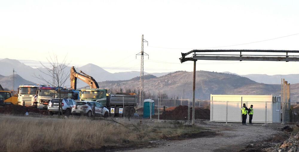 <p>Grupa mještana Botuna i Zete protestovala je danas protiv izgradnje postrojenja za prečišćavanje otpadnih voda u blizini kapije gradilišta</p>  <p>Ekipa "Vijesti" bila je na terenu od 5.30</p>  <p>Botunjanin Dimitrije Raičković najavio je da će od srijede 25. februara nastaviti da se okupljaju svakog jutra u šest sati</p>
