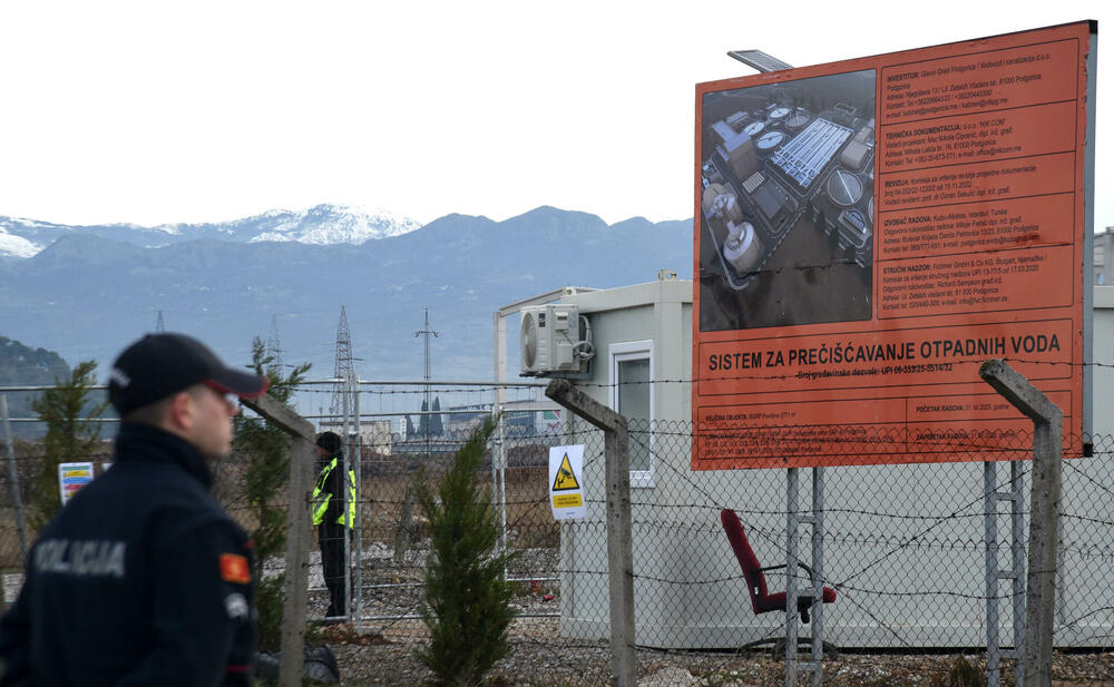 <p>Grupa mještana Botuna i Zete protestovala je danas protiv izgradnje postrojenja za prečišćavanje otpadnih voda u blizini kapije gradilišta</p>  <p>Ekipa "Vijesti" bila je na terenu od 5.30</p>  <p>Botunjanin Dimitrije Raičković najavio je da će od srijede 25. februara nastaviti da se okupljaju svakog jutra u šest sati</p>