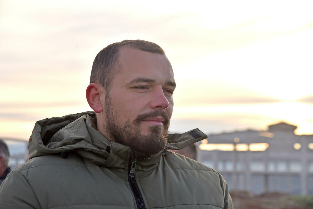 <p>Grupa mještana Botuna i Zete protestovala je danas protiv izgradnje postrojenja za prečišćavanje otpadnih voda u blizini kapije gradilišta</p>  <p>Ekipa "Vijesti" bila je na terenu od 5.30</p>  <p>Botunjanin Dimitrije Raičković najavio je da će od srijede 25. februara nastaviti da se okupljaju svakog jutra u šest sati</p>