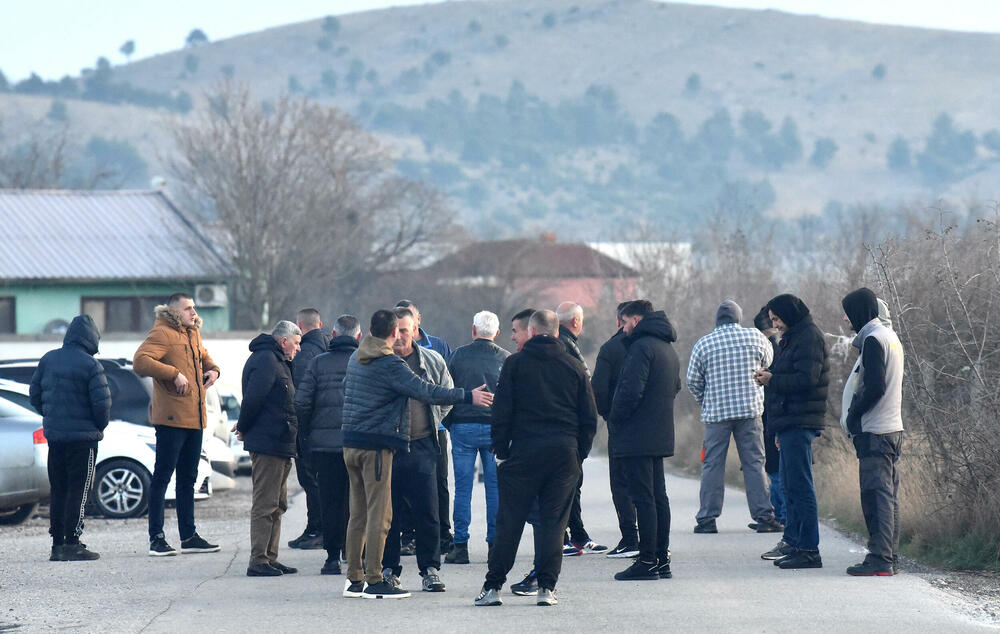 <p>Grupa mještana Botuna i Zete protestovala je danas protiv izgradnje postrojenja za prečišćavanje otpadnih voda u blizini kapije gradilišta</p>  <p>Ekipa "Vijesti" bila je na terenu od 5.30</p>  <p>Botunjanin Dimitrije Raičković najavio je da će od srijede 25. februara nastaviti da se okupljaju svakog jutra u šest sati</p>