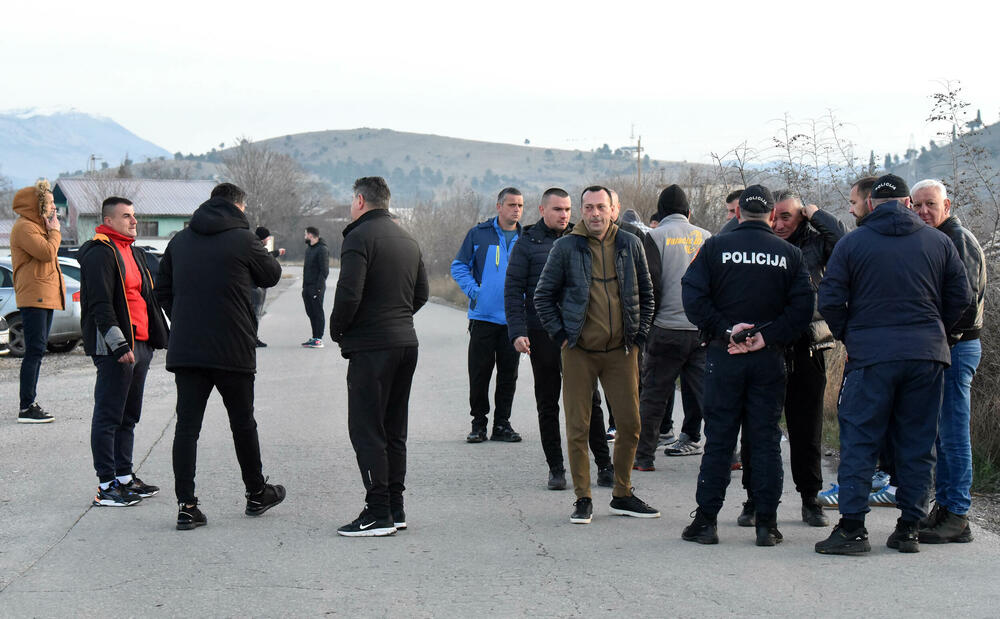<p>Grupa mještana Botuna i Zete protestovala je danas protiv izgradnje postrojenja za prečišćavanje otpadnih voda u blizini kapije gradilišta</p>  <p>Ekipa "Vijesti" bila je na terenu od 5.30</p>  <p>Botunjanin Dimitrije Raičković najavio je da će od srijede 25. februara nastaviti da se okupljaju svakog jutra u šest sati</p>