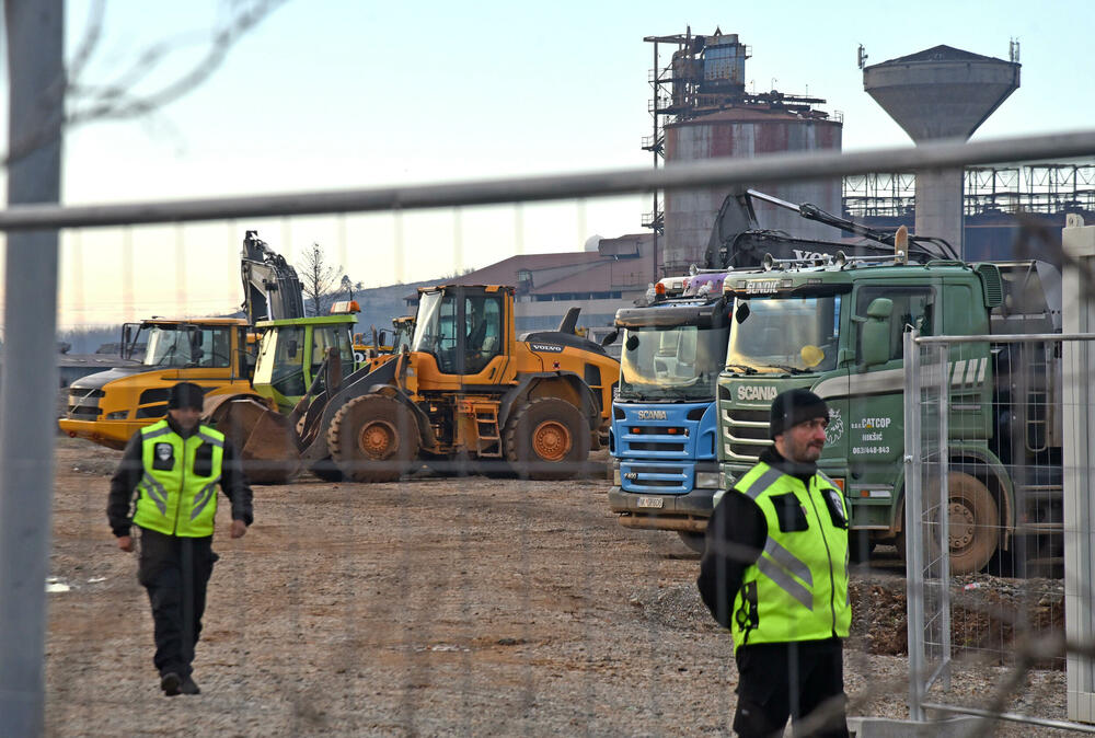 <p>Grupa mještana Botuna i Zete protestovala je danas protiv izgradnje postrojenja za prečišćavanje otpadnih voda u blizini kapije gradilišta</p>  <p>Ekipa "Vijesti" bila je na terenu od 5.30</p>  <p>Botunjanin Dimitrije Raičković najavio je da će od srijede 25. februara nastaviti da se okupljaju svakog jutra u šest sati</p>