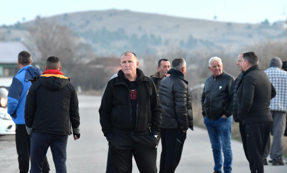 <p>Grupa mještana Botuna i Zete protestovala je danas protiv izgradnje postrojenja za prečišćavanje otpadnih voda u blizini kapije gradilišta</p>  <p>Ekipa "Vijesti" bila je na terenu od 5.30</p>  <p>Botunjanin Dimitrije Raičković najavio je da će od srijede 25. februara nastaviti da se okupljaju svakog jutra u šest sati</p>