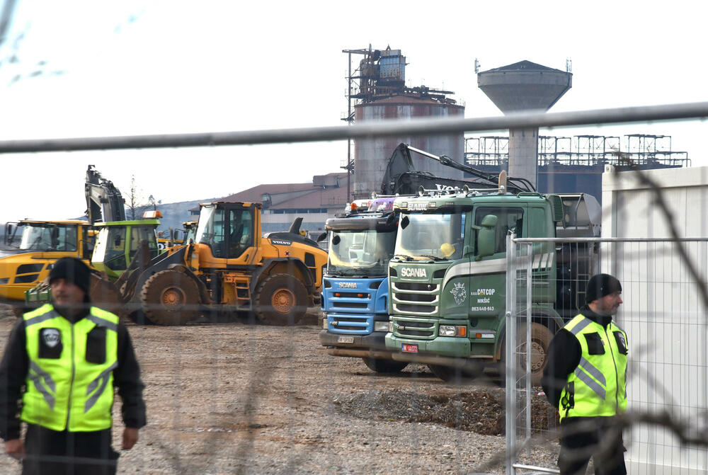 <p>Grupa mještana Botuna i Zete protestovala je danas protiv izgradnje postrojenja za prečišćavanje otpadnih voda u blizini kapije gradilišta</p>  <p>Ekipa "Vijesti" bila je na terenu od 5.30</p>  <p>Botunjanin Dimitrije Raičković najavio je da će od srijede 25. februara nastaviti da se okupljaju svakog jutra u šest sati</p>