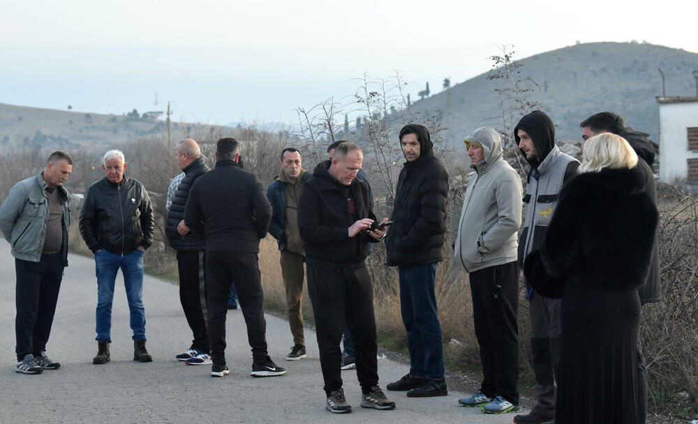 <p>Grupa mještana Botuna i Zete protestovala je danas protiv izgradnje postrojenja za prečišćavanje otpadnih voda u blizini kapije gradilišta</p>  <p>Ekipa "Vijesti" bila je na terenu od 5.30</p>  <p>Botunjanin Dimitrije Raičković najavio je da će od srijede 25. februara nastaviti da se okupljaju svakog jutra u šest sati</p>
