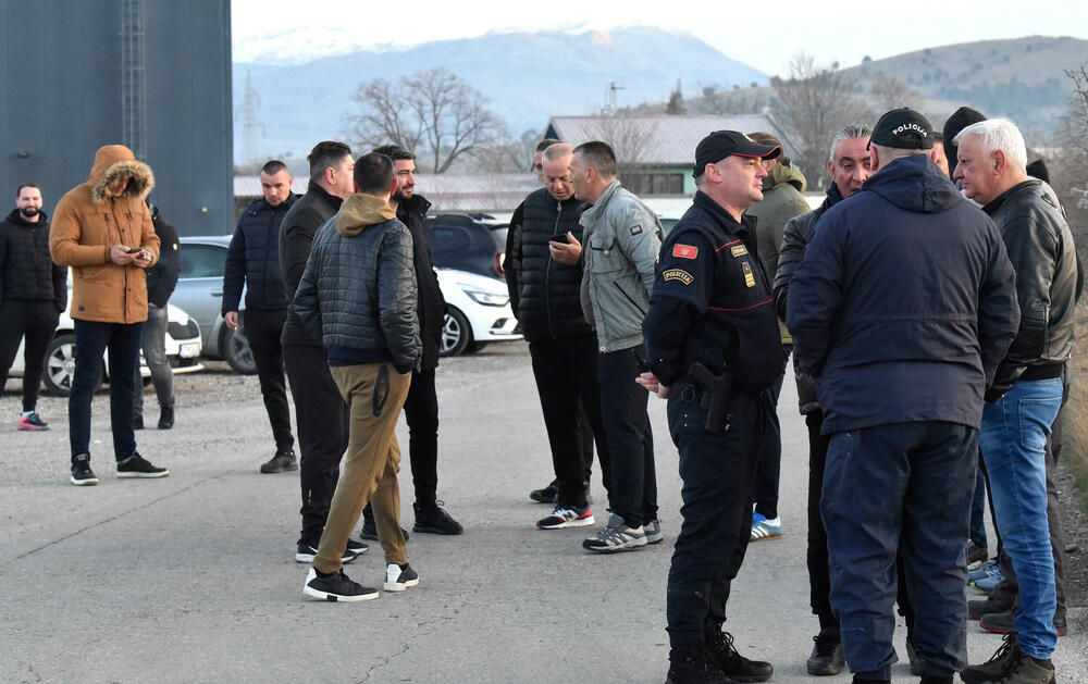 <p>Grupa mještana Botuna i Zete protestovala je danas protiv izgradnje postrojenja za prečišćavanje otpadnih voda u blizini kapije gradilišta</p>  <p>Ekipa "Vijesti" bila je na terenu od 5.30</p>  <p>Botunjanin Dimitrije Raičković najavio je da će od srijede 25. februara nastaviti da se okupljaju svakog jutra u šest sati</p>